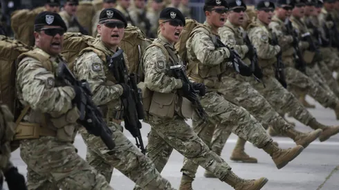 La Gran Parada Militar en el eclipse del Parque O'Higgins.