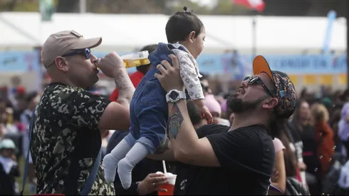 Gran cantidad de personas disfruta de las fondas del Parque O¿Higgins.