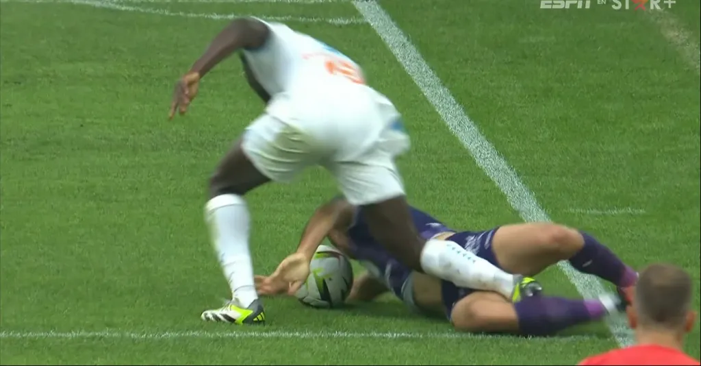 Gabriel Suazo dejando todo por Toulouse (Captura)