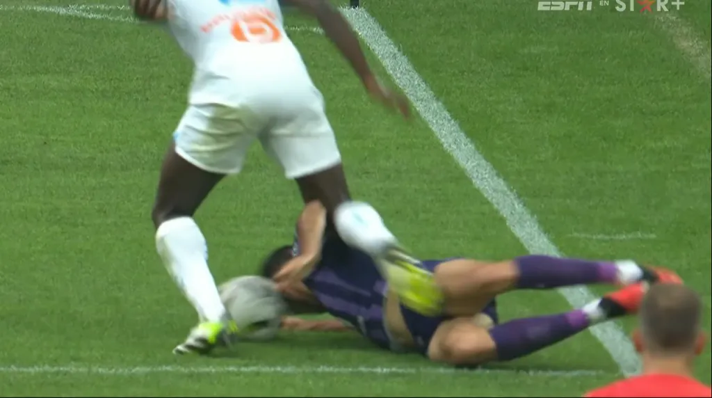 Gabriel Suazo trancando con la cabeza en Toulouse (Captura)