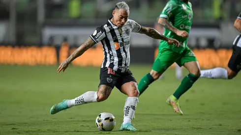 Para colmo de males, Edu Vargas sufre "importante" lesión en Atlético Mineiro.
