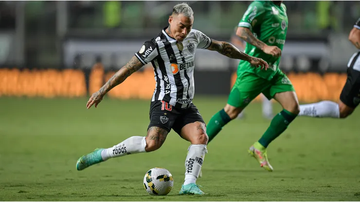 Para colmo de males, Edu Vargas sufre "importante" lesión en Atlético Mineiro.