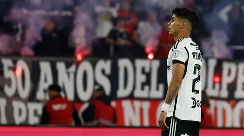 Erick Wiemberg viendo el sentido homenaje de hinchas de Colo Colo a su fallecida hija.
