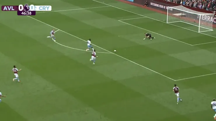 Dibu regaló un gol al Crystal Palace