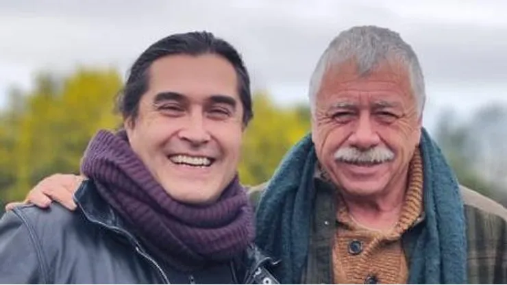 Caszely con Daniel Guerrero cantan una linda cueca
