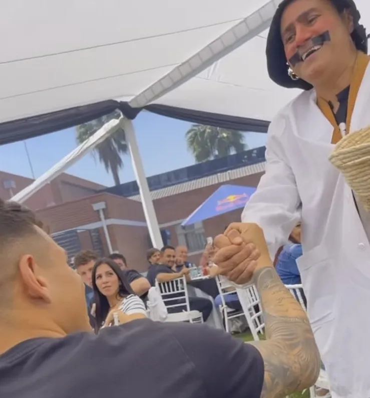 Ruperto antes de subir al columpio a Alan Saldivia. (Captura Instagram).