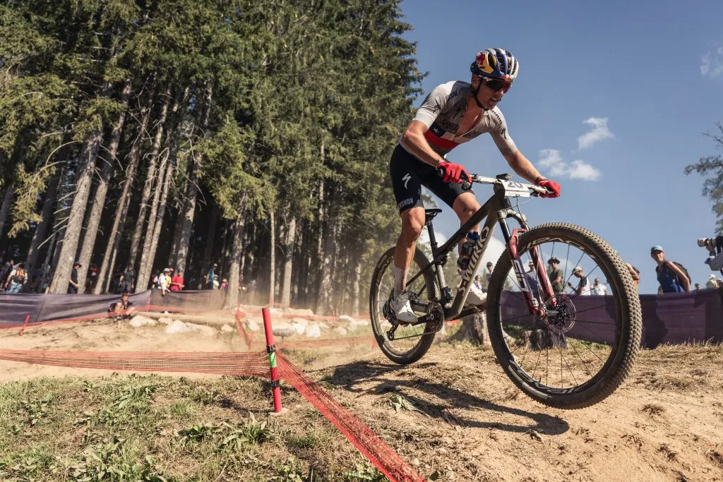 Martín Vidaurre disputando la séptima ronda de la Copa del Mundo para la disciplina XCO. Foto: Red Bull Content Pool.