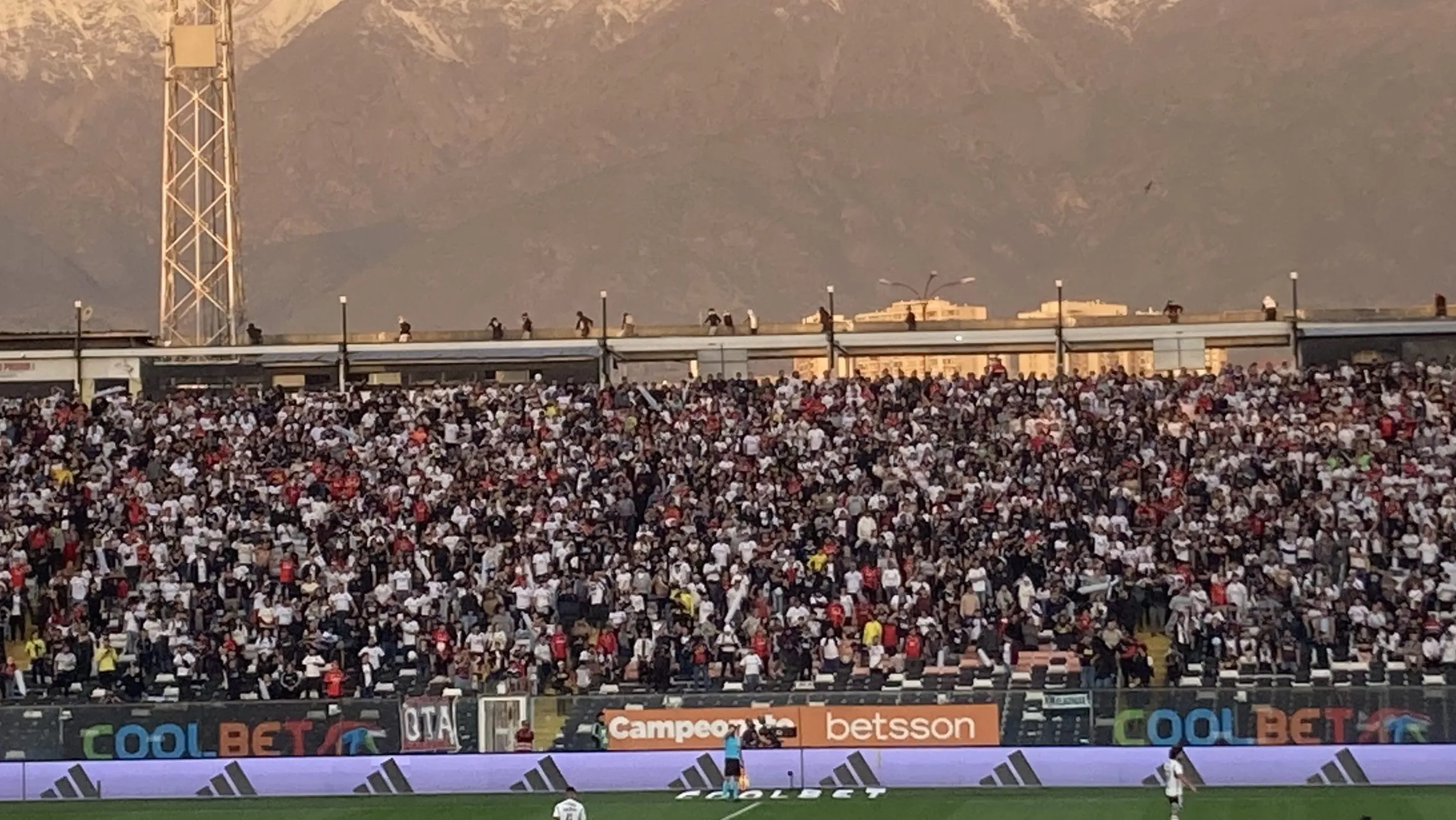 Decenas de barristas se pasearon por arriba del sector Cordillera. Foto: Redgol