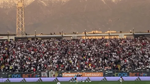Hinchas de Colo Colo caminan peligrosamente en el techo del Monumental