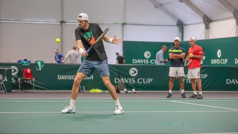 Nicolás Jarry entrena en Bologna bajo la atenta mirada de Nicolás Massú.