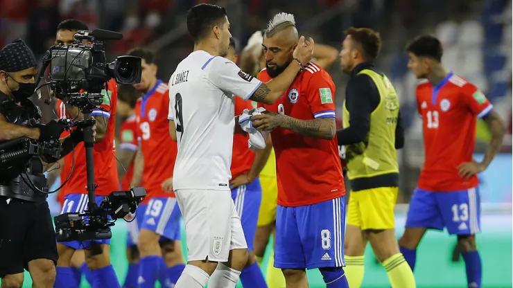 Luis Suárez lidera los mensajes de apoyo del mundo del fútbol a Arturo Vidal.