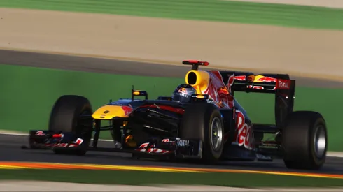 Sebastian Vettel recorre el circuito de Valencia, en España, en la primera de las brillantes presentaciones con el RB7.