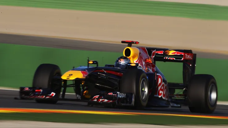 Sebastian Vettel recorre el circuito de Valencia, en España, en la primera de las brillantes presentaciones con el RB7.