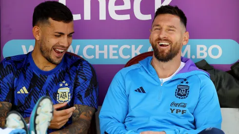 Lionel Messi acompaña a Leandro Paredes en el banco de Argentina, que venció 3-0 a Bolivia en La Paz.