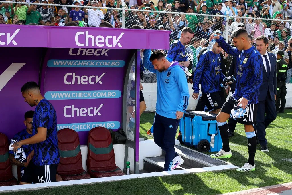 Lionel Messi rumbo al banco de suplentes de la visita en el estadio Hernando Siles de La Paz. (Leonardo Fernandez/Getty Images).
