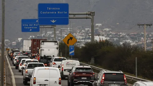 ¿Viajas el fin de semana? Esto te costará salir en fiestas patrias entre peajes, bencina y más.