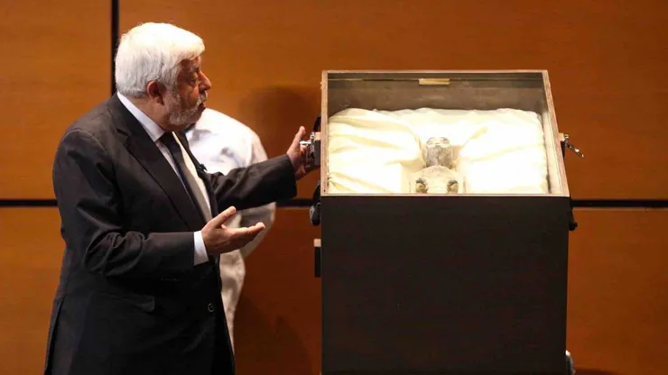 Jaime Maussan exhibe supuestos cuerpos "no humanos" antes el Congreso de México