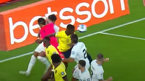 Hernán Galíndez pudo salvar a Uruguay con una falta dentro del área, pero salvó a Ecuador con una tapada.