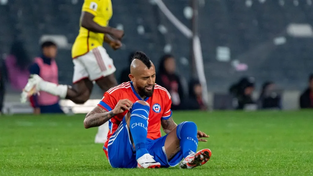 Arturo Vidal terminó en una clínica para ser operado de la rodilla tras el duelo entre Chile y Colombia. Hasta allá llegó Eduardo Berizzo. Foto: Guille Salazar, RedGol.