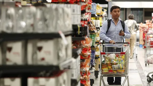 Concepcion 15 de diciembre 2017. Un cliente recorre los pasillos durante la fiscalizacion de juguetes y Ley de Composicion nutricional de alimentos y su publicidad, en supermercado Unimarc, en el contexto de una Navidad Segura en Concepcion. Dragomir Yankovic/Atonchile.