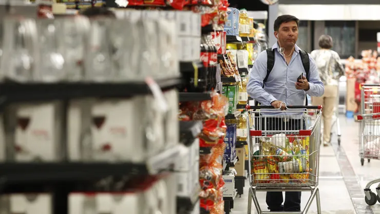 Concepcion 15 de diciembre 2017. Un cliente recorre los pasillos durante la fiscalizacion de juguetes y Ley de Composicion nutricional de alimentos y su publicidad, en supermercado Unimarc, en el contexto de una Navidad Segura en Concepcion. Dragomir Yankovic/Atonchile.