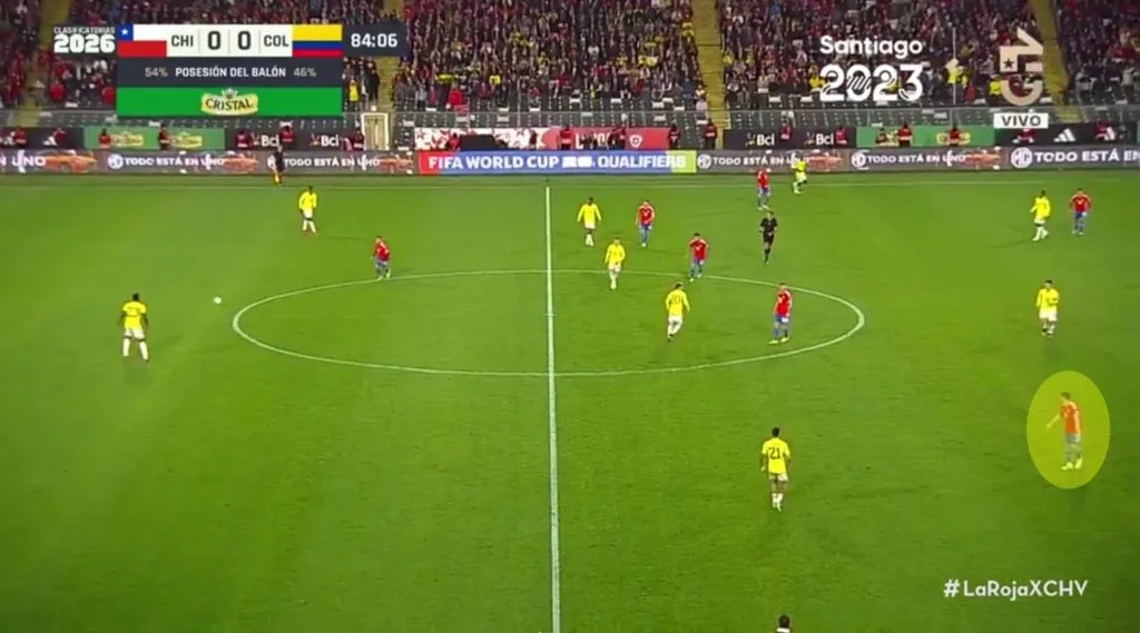 La posición de Aravena al entrar contra Colombia fue muy defensiva. Foto: CHV.