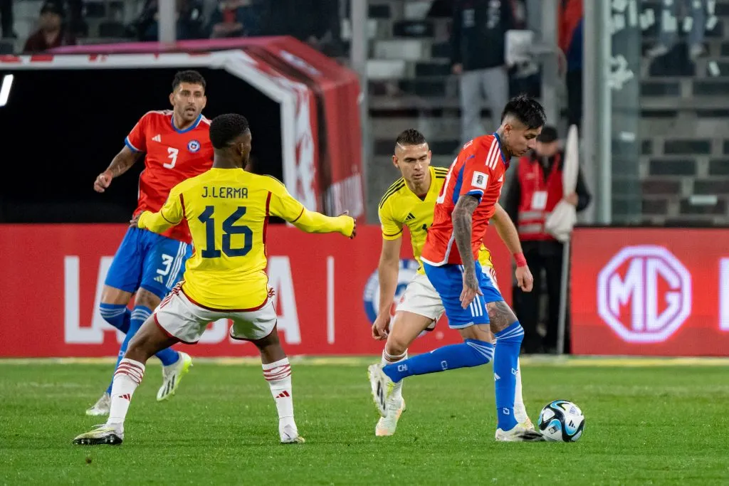 Erick Pulgar en acción ante Colombia. (Guille Salazar/RedGol).