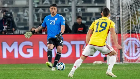 Brayan Cortés juega un balón ante la presión de Rafael Santos Borré.
