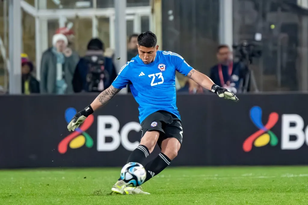 Brayan Cortés y un saque en el duelo entre Chile y Colombia. (Guille Salazar/RedGol).