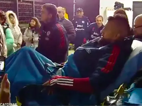 Arturo Vidal se retira en camilla del Monumental
