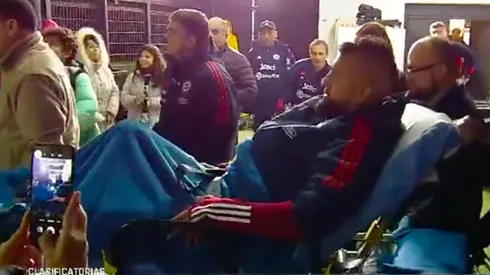 Arturo Vidal se fue en camilla desde el estadio Monumental.