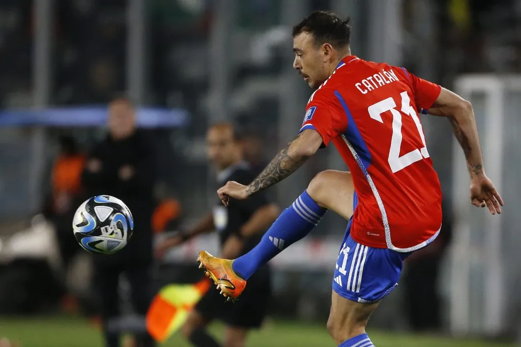 Matías Catalán en acción por la selección chilena ante Colombia. (Jonnathan Oyarzún/Photosport).