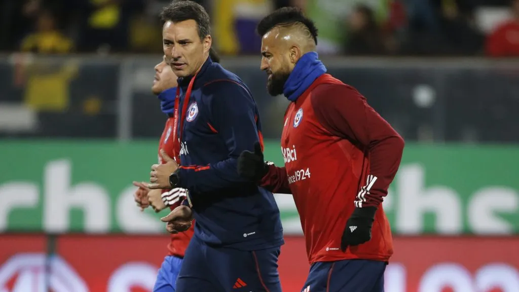 Arturo Vidal se fue al vestuario con muestras de dolor y encendió las alarmas. Más tarde terminó saliendo. Foto: Photosport.