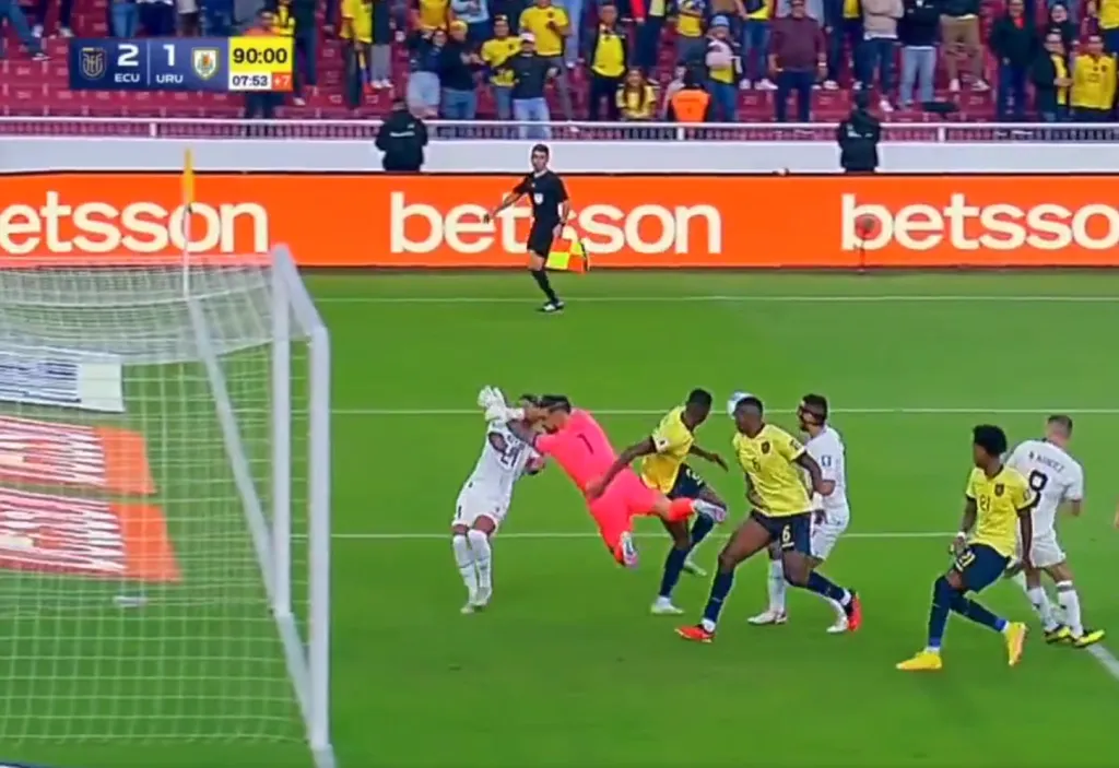 La polémica jugada de Galíndez sobre el final del duelo entre Ecuador y Uruguay. (Captura CHV).