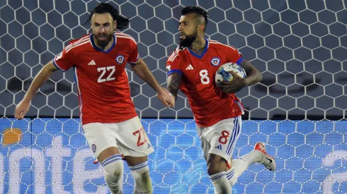 La defensa a Arturo Vidal.