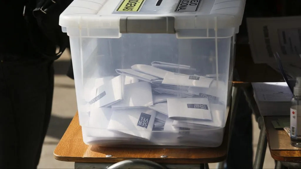 El “En Contra” lidera las encuestas.