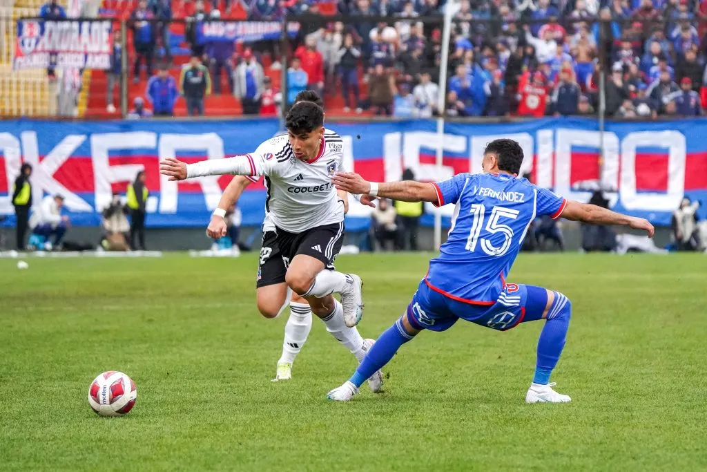 Alexander Oroz encara a Vicente Fernández en el 0-0 entre Universidad de Chile y Colo Colo por el Superclásico 194. (Guille Salazar/RedGol).