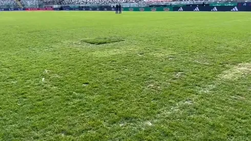 Los parches que instaló Colo Colo para cubrir mal estado de la cancha del Monumental.