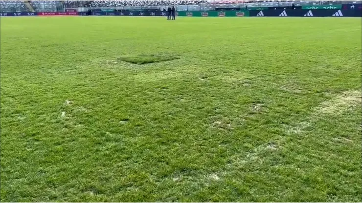 Los parches que instaló Colo Colo para cubrir mal estado de la cancha del Monumental.