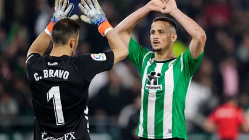Claudio Bravo felicita a Luiz Felipe, quien emigró del Betis al fútbol arabe por varios millones de euros.