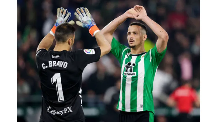 Claudio Bravo felicita a Luiz Felipe, quien emigró del Betis al fútbol arabe por varios millones de euros.