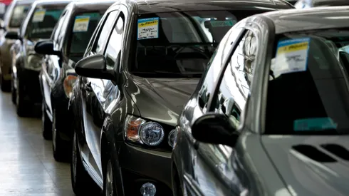 ¿Quiénes no deben grabar su patente en el vehículo? Algunos no deben pagar el servicio.