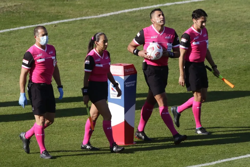 Nahuelcoy afirmó que ha recibido el apoyo de varios compañeros árbitros tras el castigo recibido. | Photosport