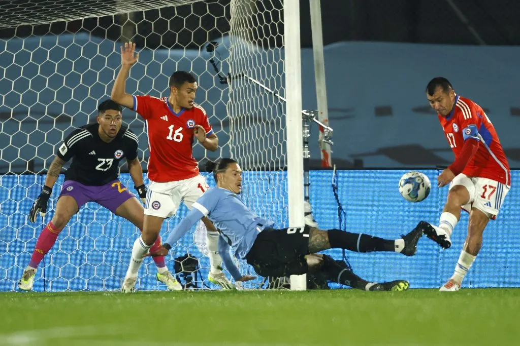 Gary Medel en una de las pocas que pudo rechazar ante Darwin Núñez en la derrota de Chile ante Uruguay.  (Marcelo Hernández/Photosport).