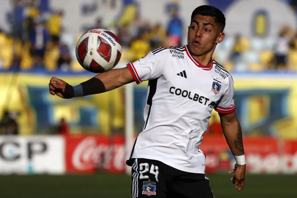 Jordhy Thompson en acción por Colo Colo ante Everton. (Andrés Piña/Photosport).