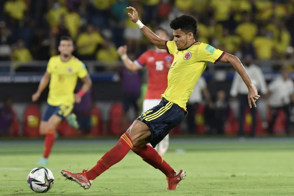 Colombia visita a Chile buscando meterse entre los líderes de las eliminatorias. Saldrán con formación estelar. Foto: Getty Images.