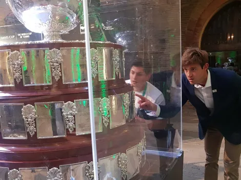 La emoción de Jarry al toparse con el trofeo de la Copa Davis