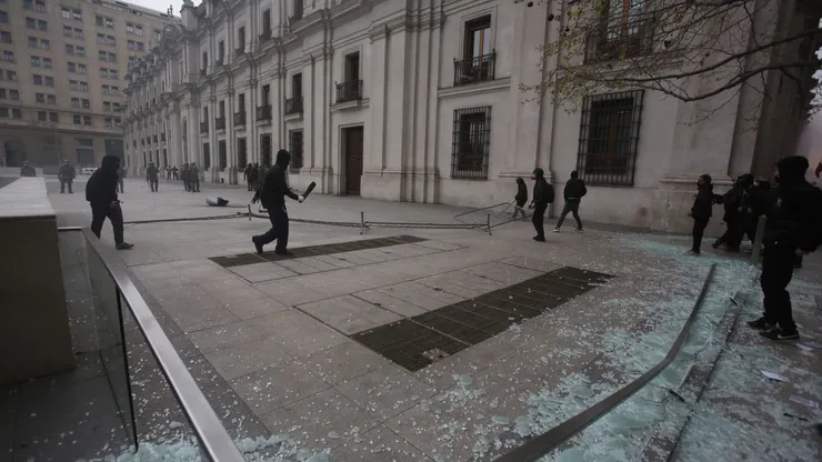 La romería hacia el Cementerio General en conmemoracion de los 50 años del Golpe de Estado fue manchada por un pequeño grupo de encapuchados que intentaron acceder a La Moneda.