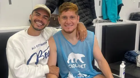 Gabriel Suazo con Leo Gil en el camarín del Monumental.
