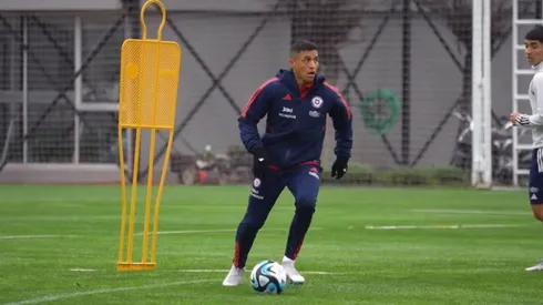 Alexis Sánchez entrenó en la Roja tras la derrota con Uruguay, partido al que él no viajó. Ahora se enfocan en Colombia.